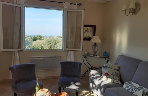 Saint-Pierre-de-Vassols House | Holiday Home 'La Maison De Malie' with Mountain View, Wi-Fi and Air Conditioning