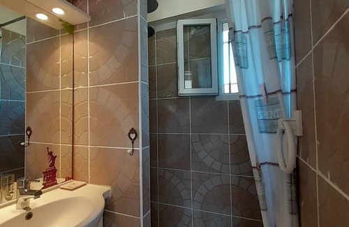 Saint-Pierre-de-Vassols House | Holiday Home 'La Maison De Malie' with Mountain View, Wi-Fi and Air Conditioning