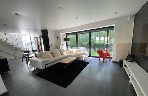 Palaiseau Villa | Villa Contemporaine Mandarine Avec Salle de Jeux, Idéal Pour les Familles
