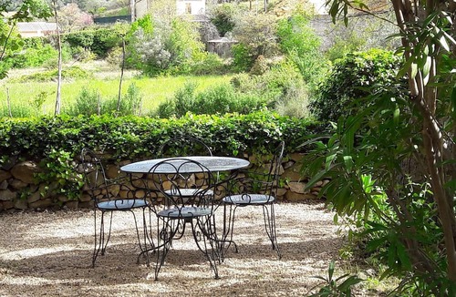 Nyons Cottage | Gite and garden in Drôme Provençale, pets welcome