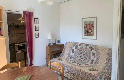 Nyons Cottage | Gite and garden in Drôme Provençale, pets welcome