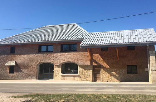 Les Rousses House | Gîte De La Scie: vacation home with mountain views, private terrace, and Wi-Fi