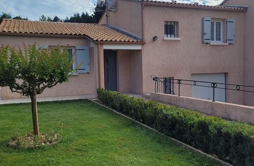 Saint-Paul-Trois-Chateaux Villa | Villa in Drôme Provençale with a 9m x 4m saltwater pool