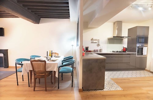 Tournus House | TOURNUS TOWNHOUSE with COVERED PATIO- BICYCLE HOME