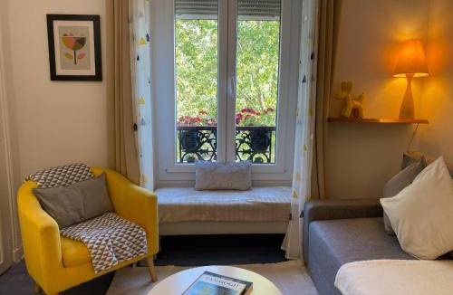 Quartier de la Goutte-d'Or Apartment | Parisian - 2 Bedroom Apartment near Gare du Nord Direct to Roissy CDG