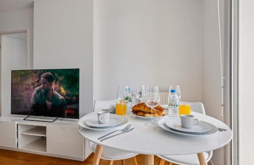 Valenton Apartment | Modern Apartment with Free Garage