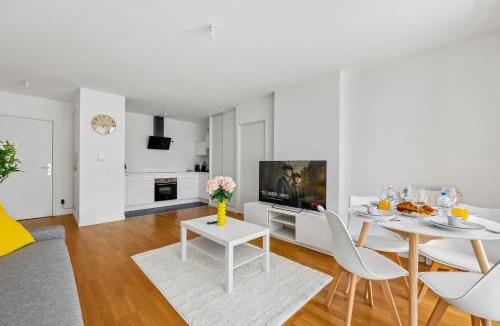 Valenton Apartment | Modern Apartment with Free Garage
