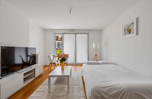 Valenton Apartment | Modern Apartment with Free Garage