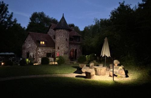 Collonges-la-Rouge Villa | Villa ,piscine,jacuzzi,moulin historique en pierres entièrement rénové