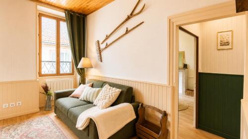 Saint-Genix-sur-Guiers Apartment | Le Refuge de Mandrin, Elegance et tranquilité