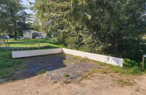 La Celle-sous-Gouzon Apartment | Chambre avec 2 lits double, douche et WC privés - Accès autonome - Parking