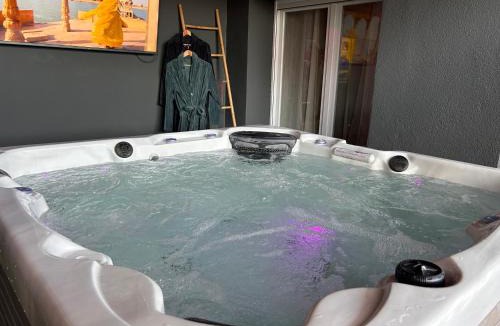 Champigneulles Apartment | la suite prestige avec SPA SAUNA NETFLIX JARDIN
