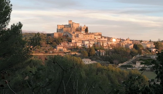 Accommodation with terraces and swimming pool in the center of the village of Le Barroux