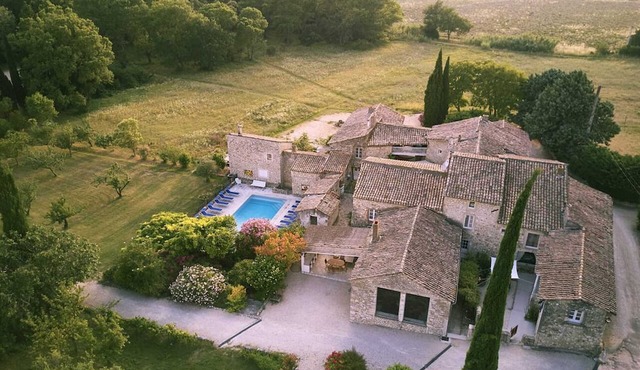 Homerez - Spacious house for 4 ppl. with shared pool and terrace at Valaurie