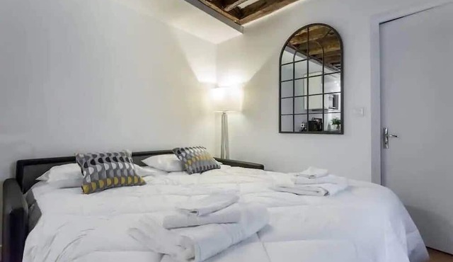 Chic Marais Retreat | Steps to Cafes & Notre Dame