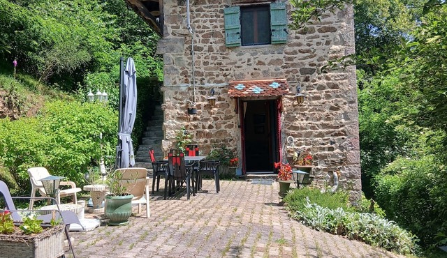 An 18th-century tower in the heart of the Haut-Beaujolais region