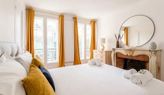 8P/3BR Le Marais Spacious, Central & Historic Apt