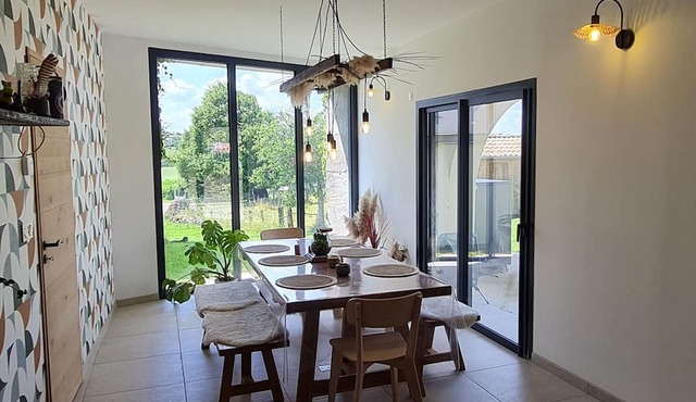 Quiet guest room with private entrance and parking in Ormes-et-Ville