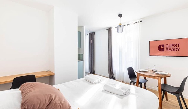 GuestReady - studio direct line Champs-Élysées