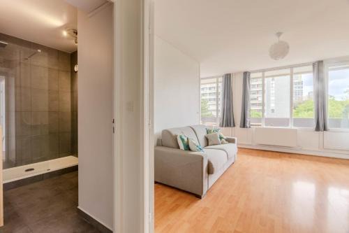 Bright studio near Metro Line 3 and shops
